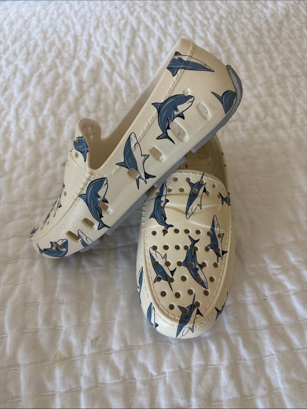 FLOAFERS Kids Shark Print Slip-On Clogs in Cream and Blue